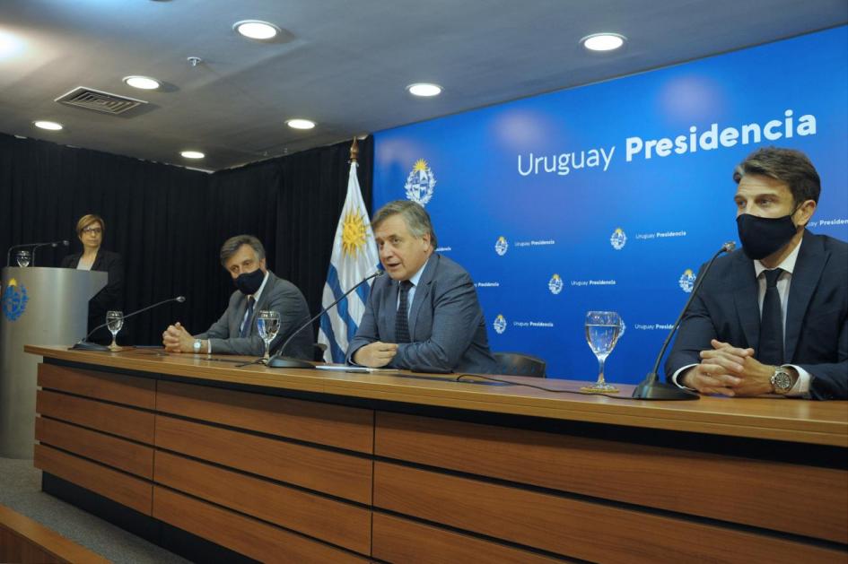 El ministro Omar Paganini anuncia en conferencia que Ford ensamblará vehículos en Uruguay a través de Nordex