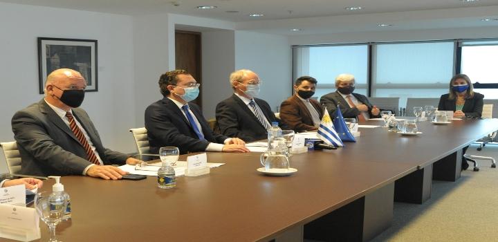 Firma de convenios UE y Uruguay Mesa de reunión