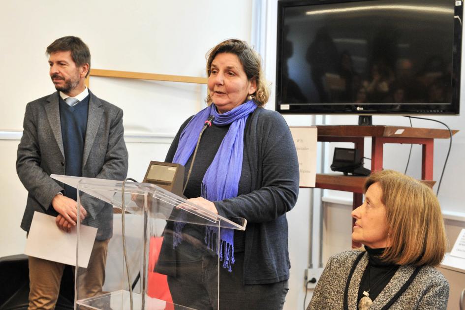 Evento de inauguración del Laboratorio de Vectores Una mujer habla desde un atril; a su lado hay un hombre y una mujer; detrás, una pantalla