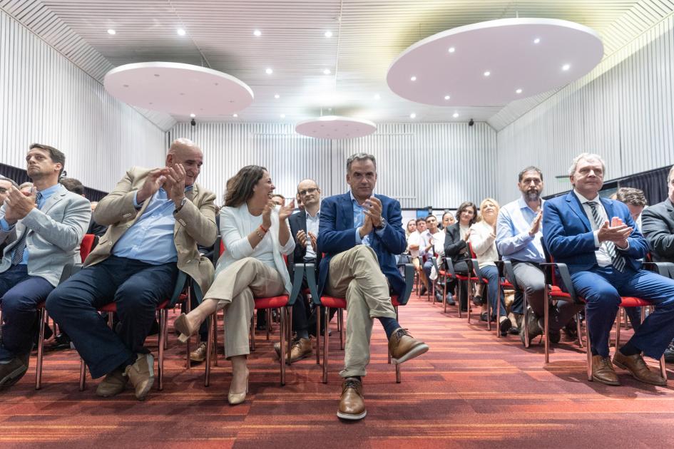 Asunción de autoridades de la Comisión Técnico Mixta de Salto Grande Ministra Cardona aplaude, en primera fila de autoridades, con público sentado