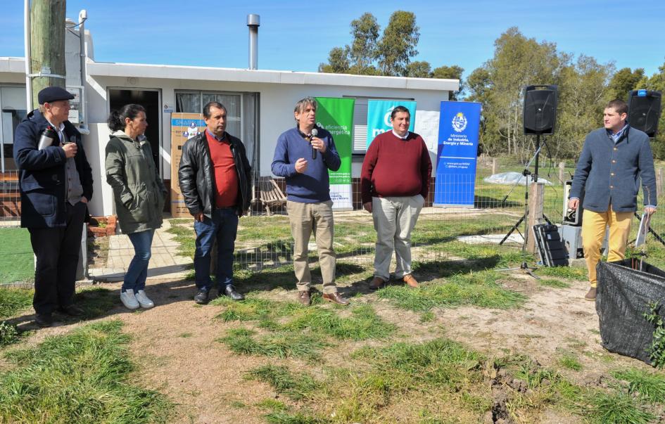 Autoridades reunidas para presentar la segunda entrega en Santa Rosa; están frente a una casa