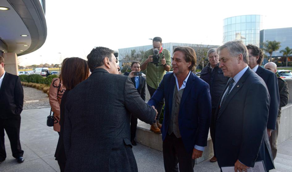 El presidente Luis Lacalle Pou participó de la actividad Lacalle Pou y ministro Paganini saluda a representantes de la firma, en un espacio exterior