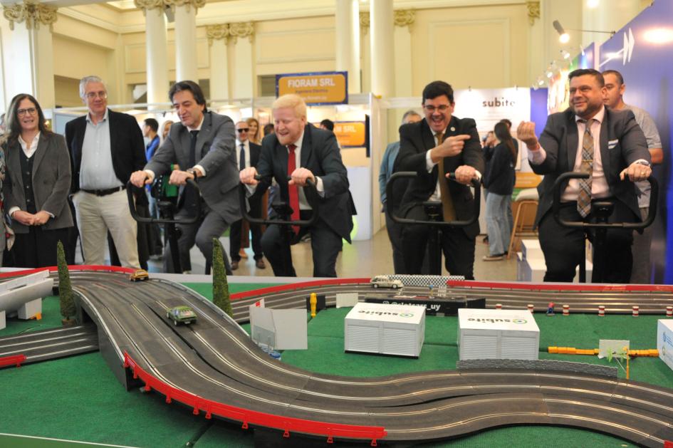 Expo Movilidad Eléctrica 2024 Autoridades probando el circuito de carrera de bicicletas