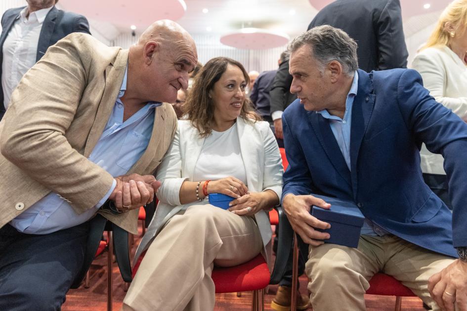 Asunción de autoridades Ministra Cardona, en primera fila, junto a presidente Orsi y vicepresidente de UTE, que dialogan