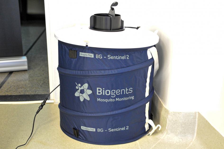 Equipo cilíndrico y azul que dice Biogents Mosquito Monitoring