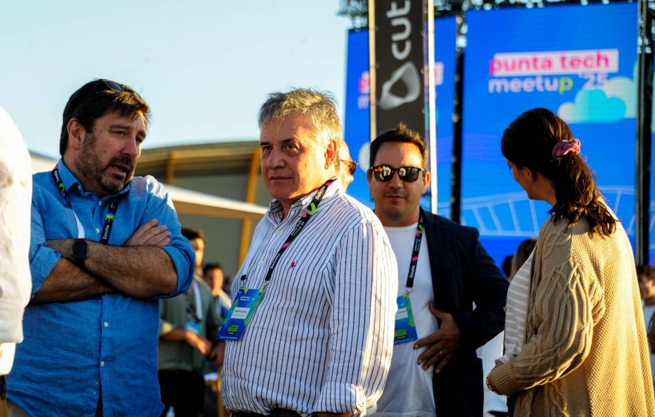 El ministro Omar Paganini y otras autoridades participaron del encuentro Autoridades dialogan; al fondo, otras personas y un escenario