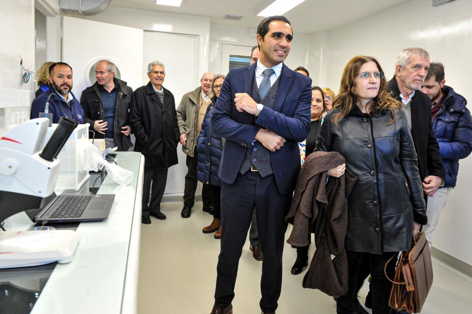 Autoridades y otras personas recorren el laboratorio