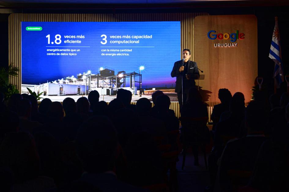 Presidente de Google Cloud para América Latina, Eduardo López Un hombre habla desde un escenario con una gran pantalla; frente a él, el público
