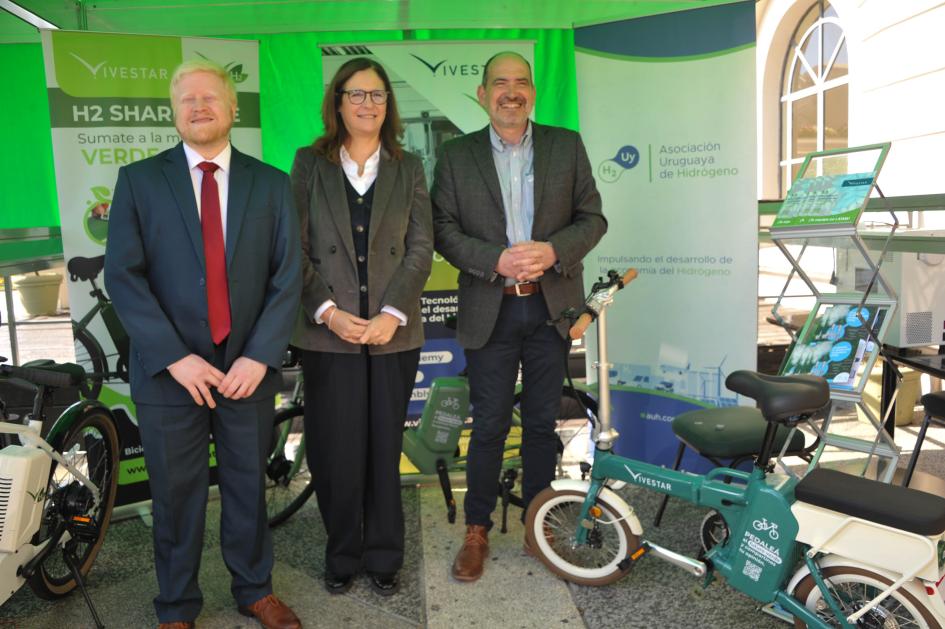 Expo Movilidad Eléctrica 2024 Autoridades en la exposición de movilidad eléctrica