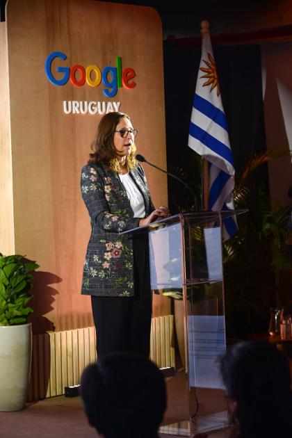 Ministra Elisa Facio Ministra Facio habla desde un atril; detrás, bandera uruguaya y logo de Google