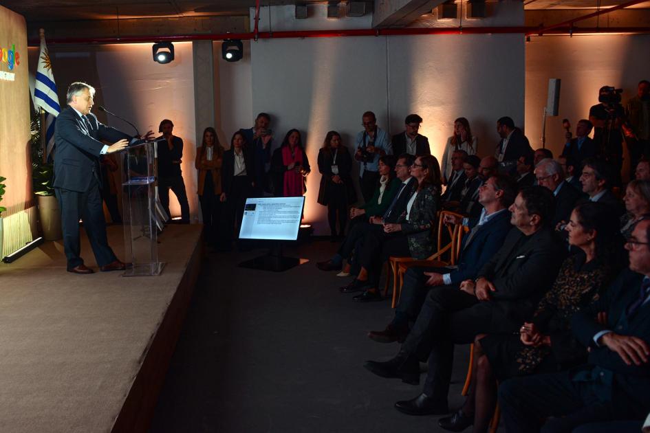 El ministro de Relaciones Exteriores, Omar Paganini, expuso en el evento Canciller Paganini habla desde un atril; frente a él, el público