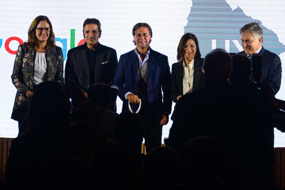 El data center de Google será el segundo de la empresa en América Latina Autoridades posan para la foto con palas en sus manos, de pie