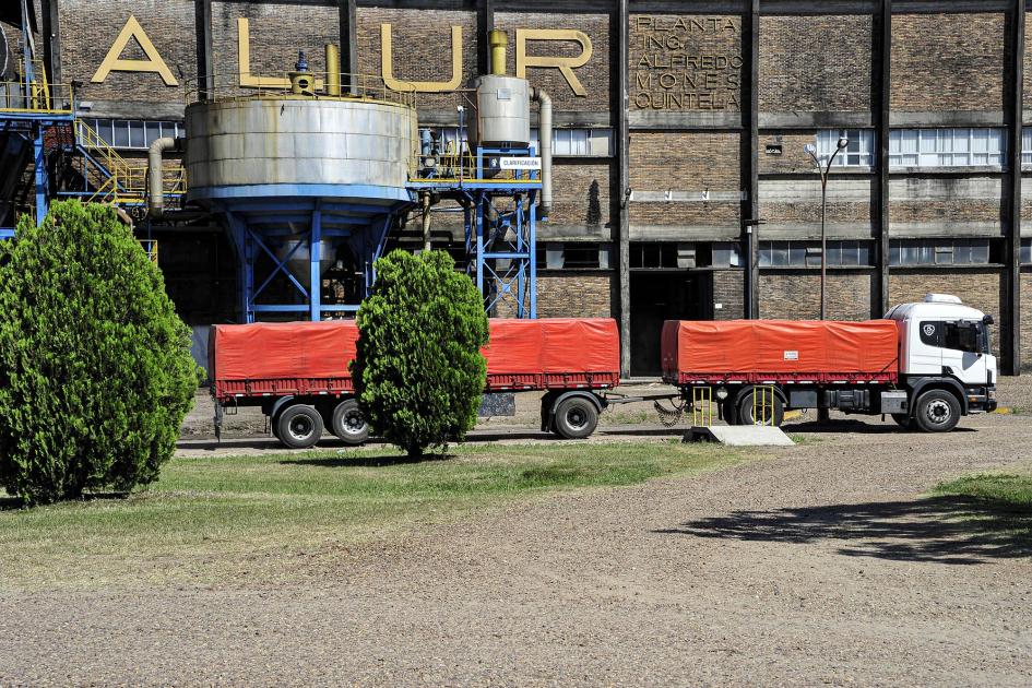 Planta de ALUR en Bella Unión Camión estacionado frente al edificio de ALUR