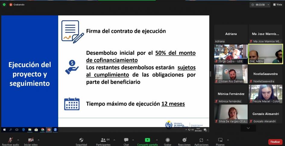 En el taller se abordron los requisitos para postular Pantalla de Zoom con fotos de participantes y un documento abierto