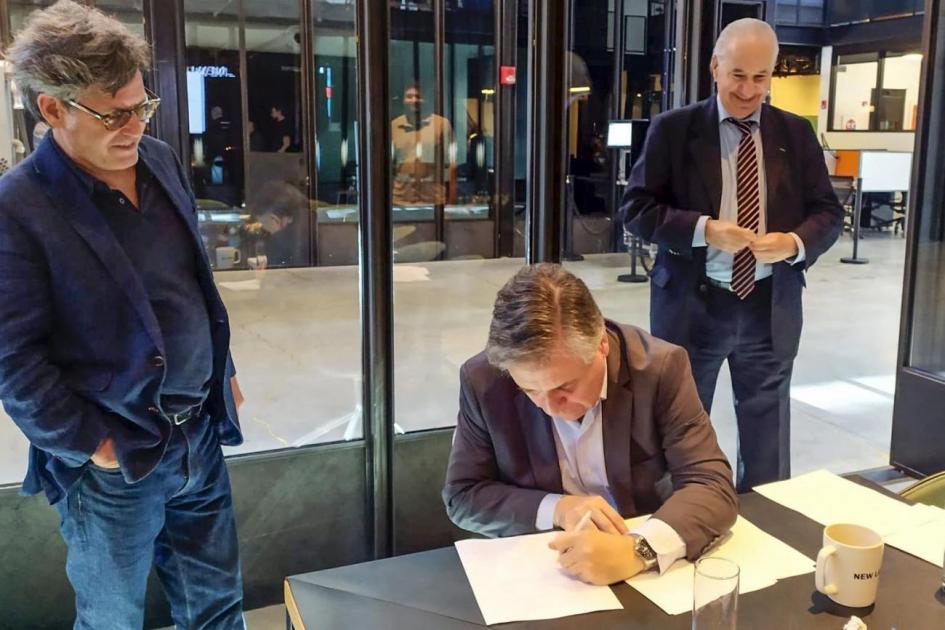 Ministro firmando preacuerodo para la creación de NewLab Studios Uruguay Ministro firmando preacuerodo para la creación de NewLab Studios Uruguay