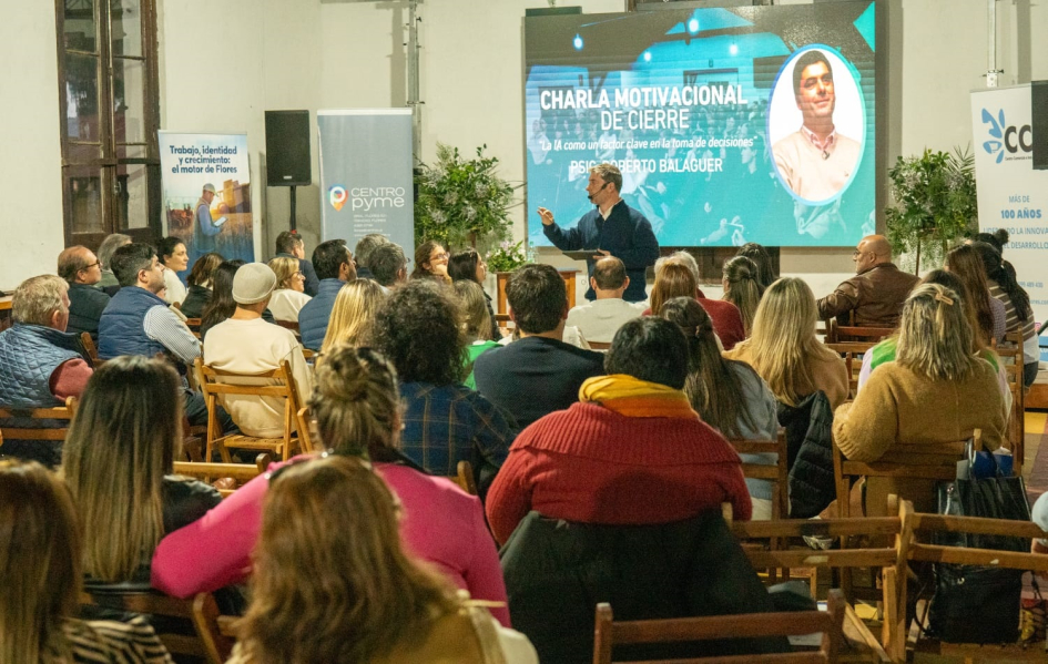 Charla del Lic. Roberto Balaguer Integrantes de empresas e instituciones presentes, sentadas