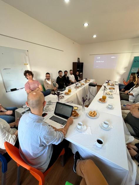 Representantes del sector tecnológico participan de Foro Tech Personas sentadas alrededor de una mesa