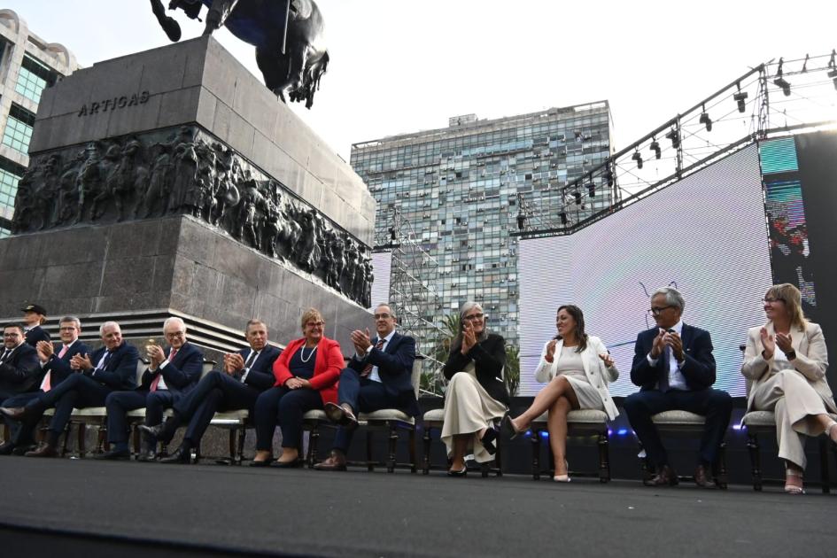 Nuevos integrantes del Gabinete Autoridades aplauden, sentadas enfrente de la estatua de Artigas, en la Plaza Independencia