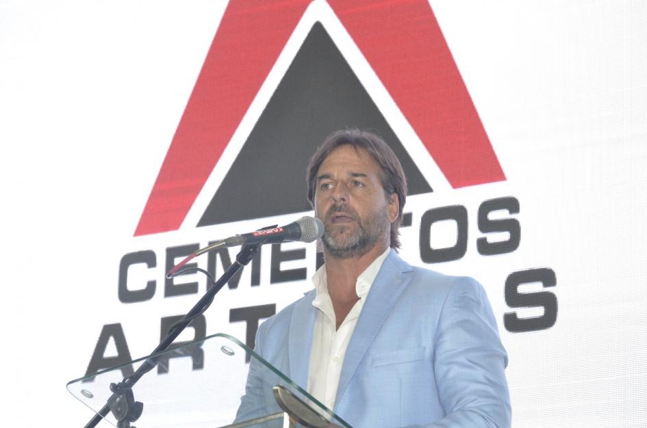 Presidente Luis Lacalle Pou Lacalle Pou habla con micrófono; detrás, logo de Cementos Artigas