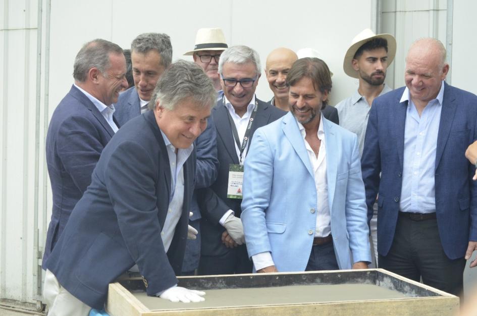 Paganini dejó su huella como parte de la ceremonia Paganini sonríe al dejar la huella de sus manos sobre cemento; autoridades lo miran y sonríen