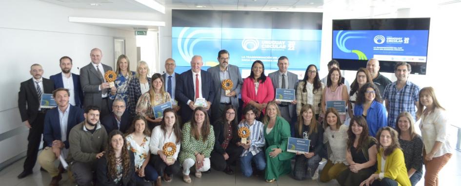 Todos los ganadores, junto a las autoridades (el grupo es muy numeroso)