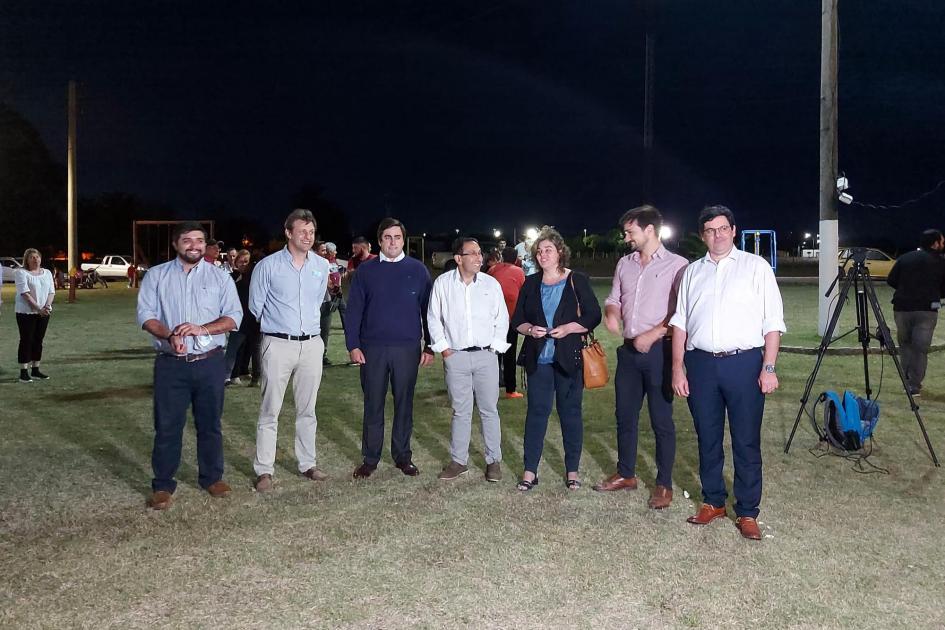 Autoridades en la inauguración de 100% LED en Planes de Mevir, en Casupá Autoridades en inauguración de 100% LED en Planes de Mevir; es de noche y están en un espacio verde
