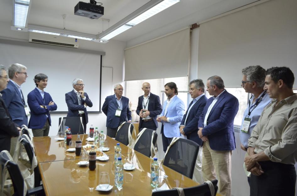 Autoridades y empresarios mantuvieron una reunión Autoridades y empresarios, alrededor de una mesa
