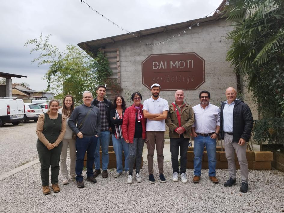 La misión incluyó visitas y se centró en el proyecto PPL de la región italiana del Véneto Grupo de personas, de pie, al frente de una casa