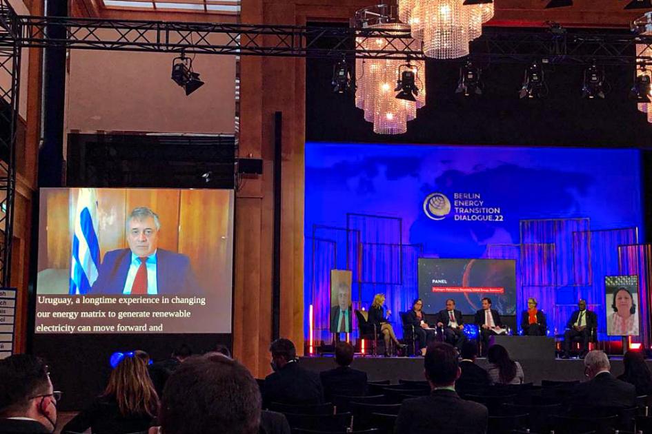 La exposición del ministro se transmitió vía online en el evento realizado en Berlín Foto del evento en Berlín; se ven el panel y el público y, a la izquierda, una pantalla con Paganini