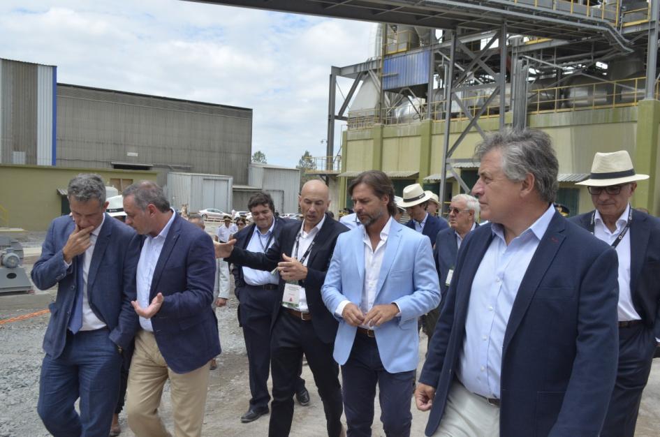 Recorrida por la planta Autoridades recorren; detrás se ve la planta