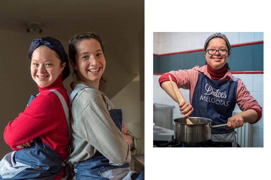 Valentina y Agustina Quagliotti, de Dulces Melodías A la izquierda, foto de dos jóvenes; a la derecha, una de ellas, con síndrome de Down, cocina