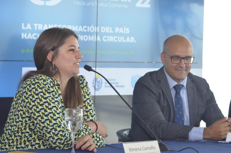 Ximena Camaño habla junto a Albaladejo; detrás, una gran pantalla