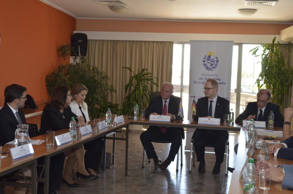Autoridades de diversos organismos participaron del encuentro Participantes de Uruguay, Verri, Brandenburg y traductor; detrás hay un banner del MIEM