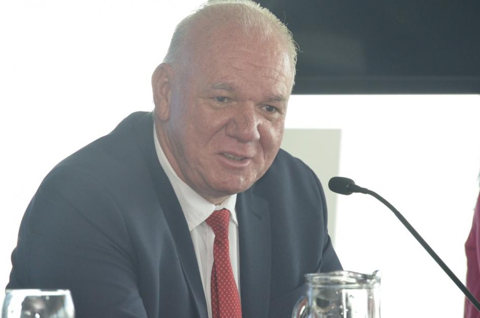 Ministro interino Walter Verri Verri habla con un micrófono