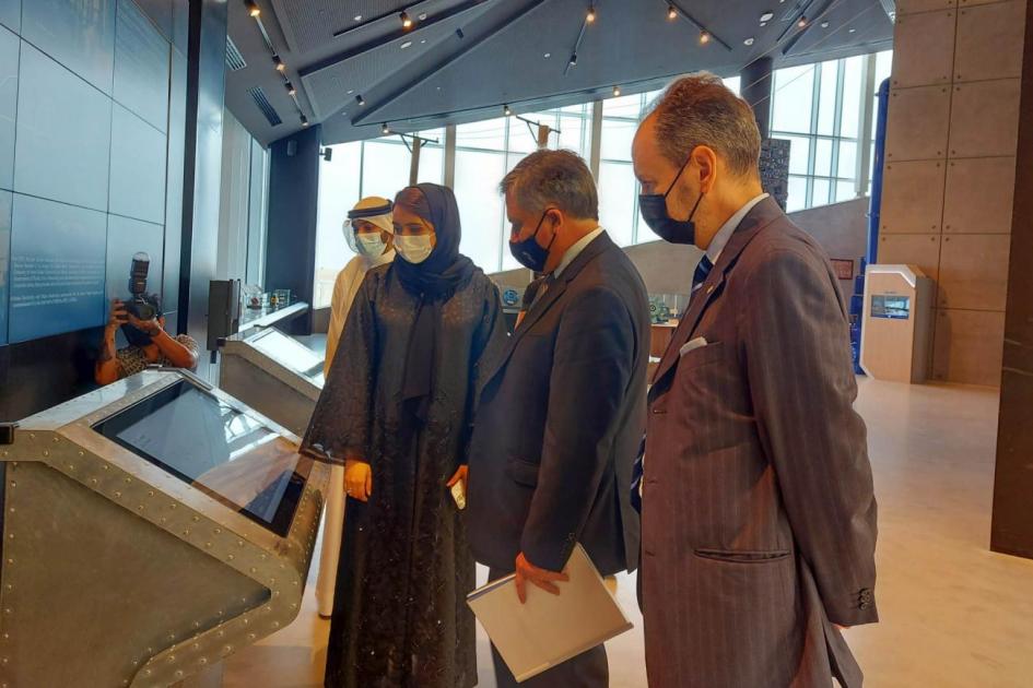 El ministro Omar Paganini observa tecnología junto a la ministra Mariam Al Mheri y otra persona