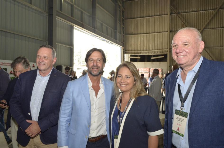 Las autoridades del MIEM dialogaron con las de Presidencia Lacalle Pou, Verri, Pecoy y Delgado sonríen dentro de un galpón