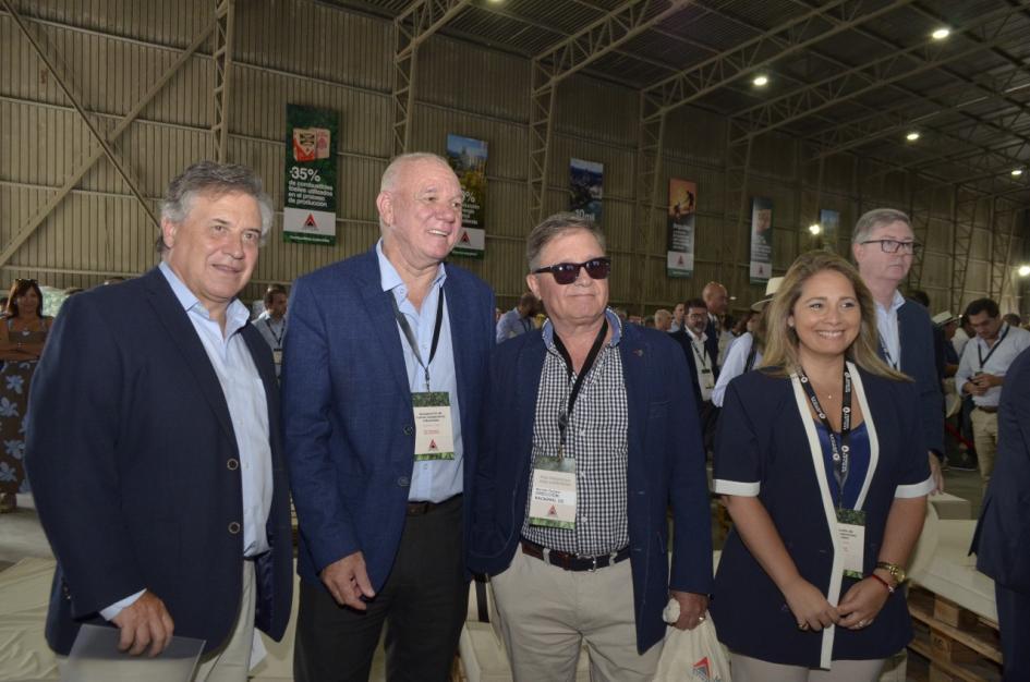 Autoridades del MIEM Paganini, Verri, Pugliesi y Pecoy, dentro del galpón donde se hizo el evento