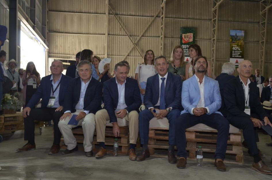 Inicio de la parte oratoria del evento Autoridades, en primera fila, durante la parte oratoria