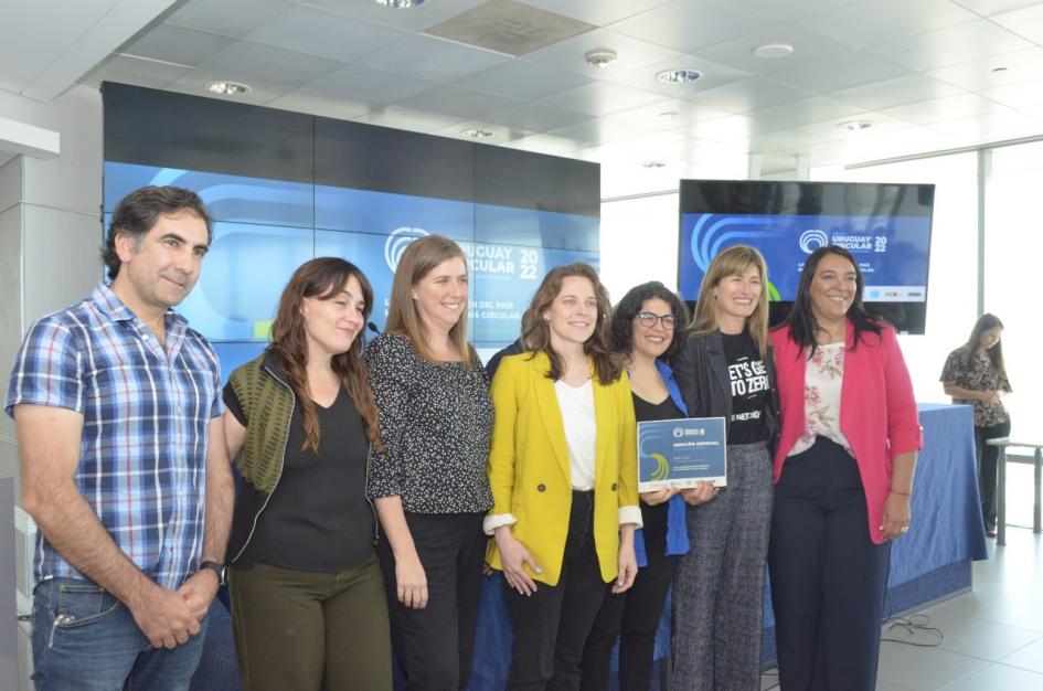 Sánchez junto a cinco mujeres (una sostiene un diploma) y un hombre