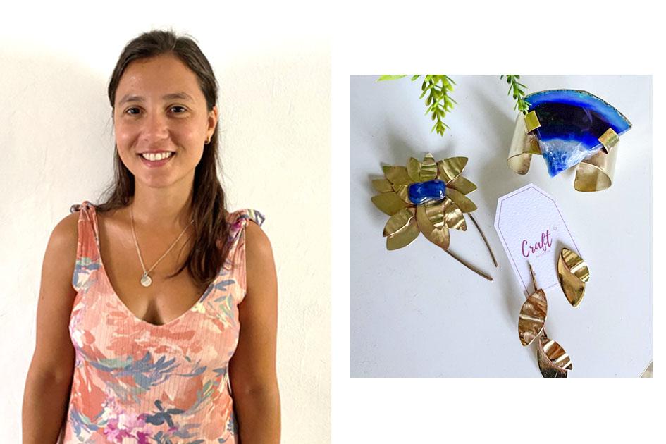 Gimena Dinardi, de Craft A la izquierda, una joven de vestido sonríe; a la derecha, unas joyas en dorado y azul