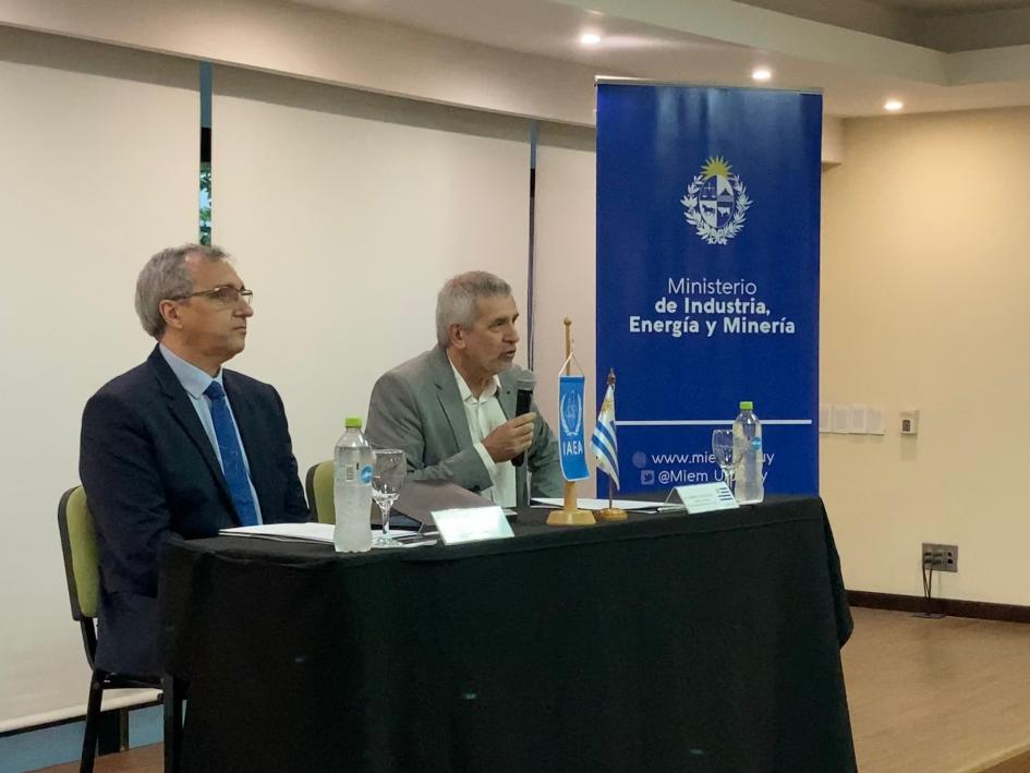 Gabriel González y Diego Tellería González y Tellería hablan desde una mesa; al lado hay un banner azul del MIEM