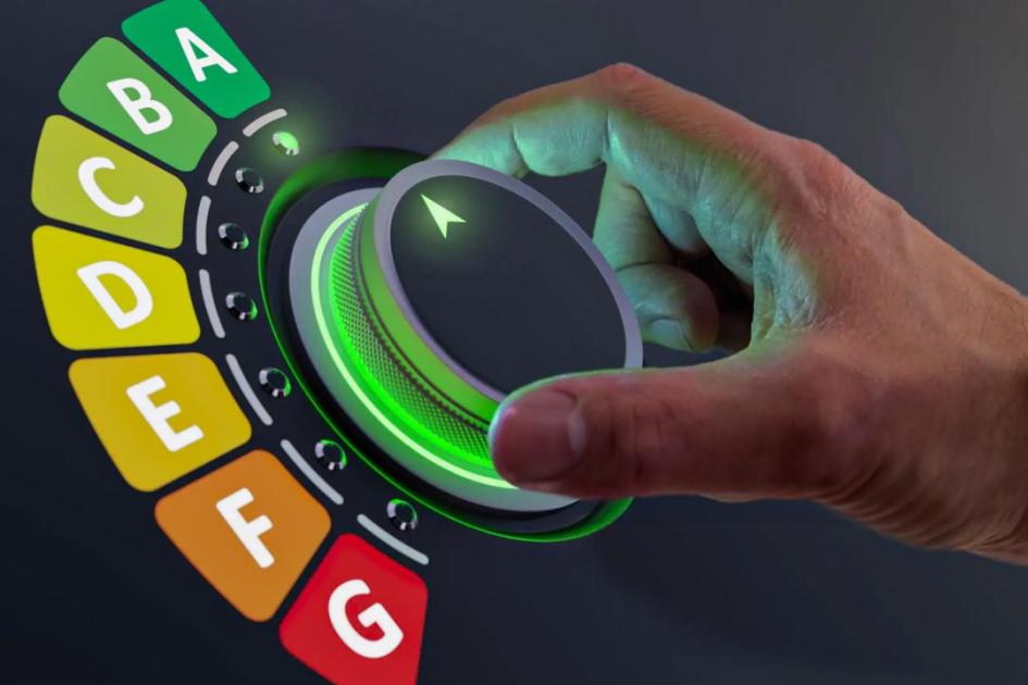 La eficiencia energética es uno de los pilares de la segunda transición energética Mano que va girando desde la G hasta la A (símbolo de los electrodomésticos eficientes)