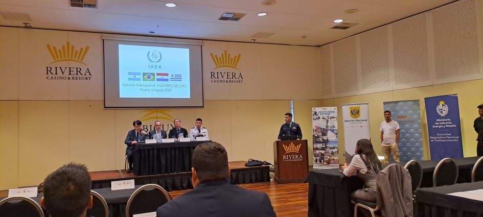 Autoridades en la inauguración del evento Personas en un salón; hay una pantalla encendida