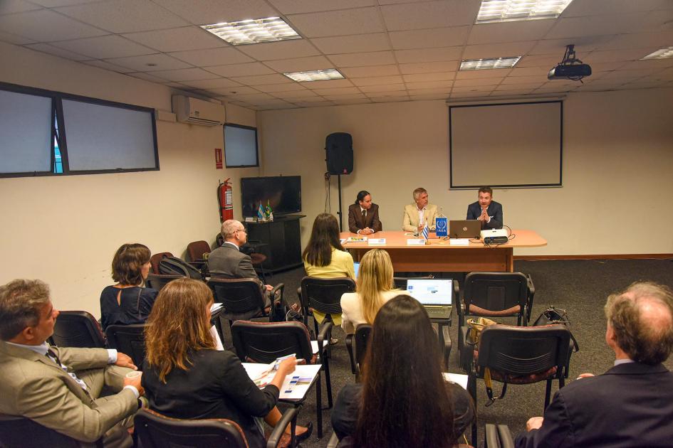Grupo técnico de trabajo Personas en un salón; al fondo, la mesa con autoridades