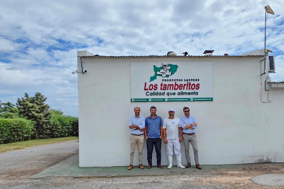 Director Míguez y Ec. Ángel Larrama con representantes de la empresa Los Tamberitos.