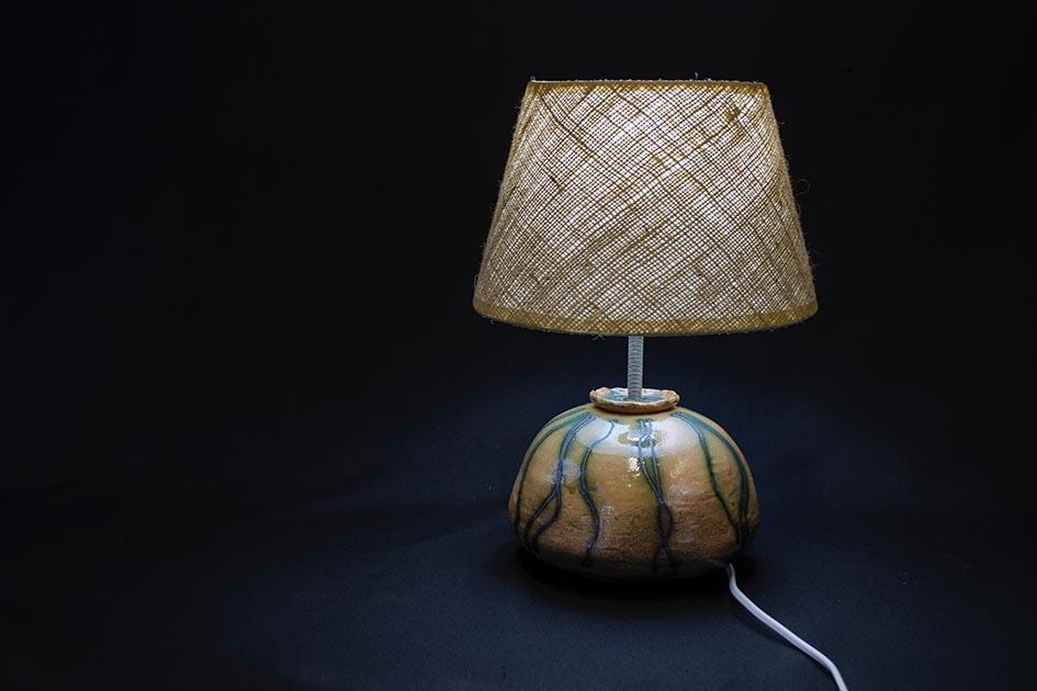 Lámpara con base de cerámica esmaltada