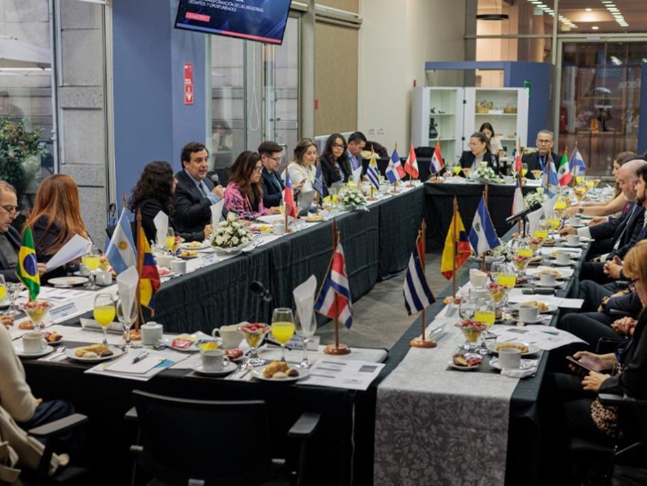 Mesa de trabajo directores y directoras de oficinas de propiedad intelectual de América Latina Personas de varios países reunidas en una mesa de trabajo en forma de "u"