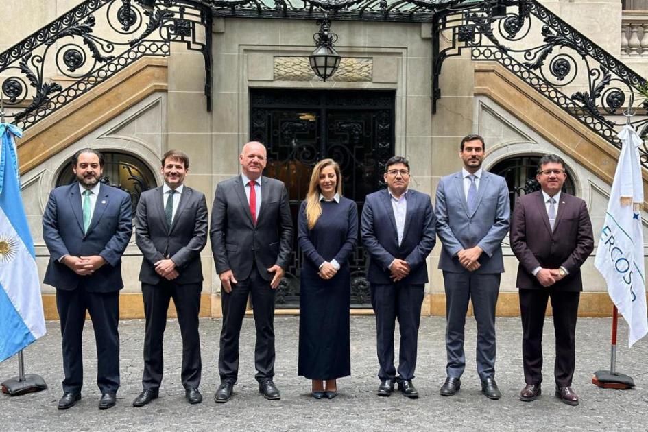 Grupo de jerarcas participantes de la reunión Grupo de hombres, y una mujer, posan frente a un edificio antiguo; entre ellos está Verri