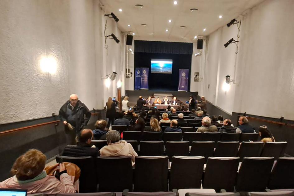 La actividad se realizó en la Casa de la Cultura de Mercedes Vista de un teatro, desde arriba; debajo hay un escenario