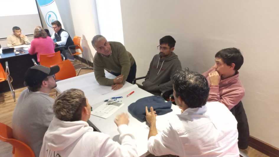 Ejercicios prácticos Participantes sentados alrededor de una mesa